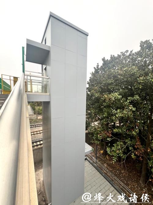 过个天桥要爬三四层楼那么高!杨浦这处“交通要道”急盼加装无障碍电梯 过个天桥要爬三四层楼那么高!杨浦这处“交通要道”急盼加装无障碍电梯