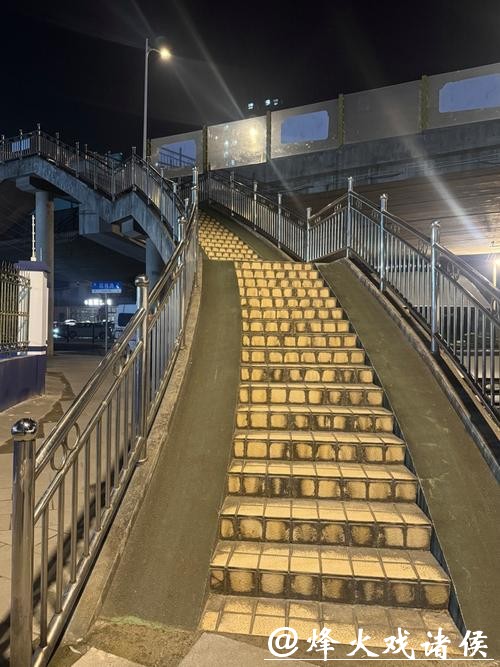 过个天桥要爬三四层楼那么高!杨浦这处“交通要道”急盼加装无障碍电梯 过个天桥要爬三四层楼那么高!杨浦这处“交通要道”急盼加装无障碍电梯