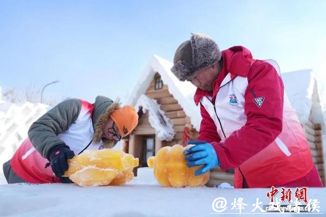 哈尔滨冰雪大世界全新打造“植物彩色冰村落”