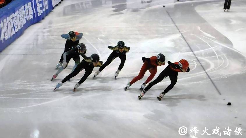 冰刀撞击冰面的刺耳声，在那一刻盖过了米兰赛场所有的欢呼