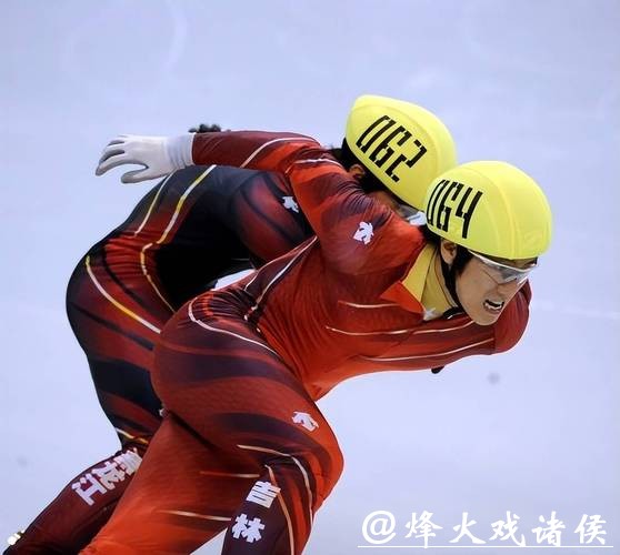 冰刀撞击冰面的刺耳声，在那一刻盖过了米兰赛场所有的欢呼