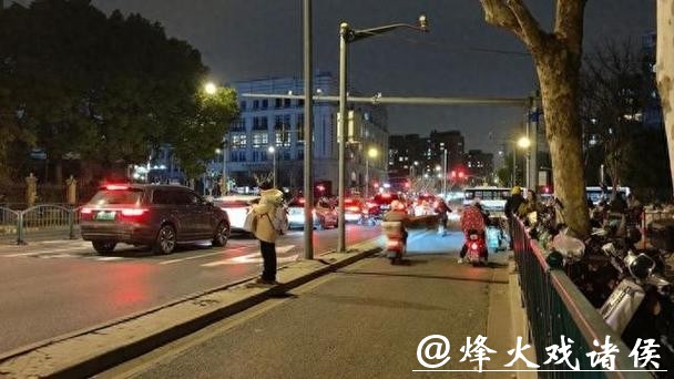 新闻追踪 |“猫鼠游戏”终落幕 三林东地铁站外非法营运占道被遏制